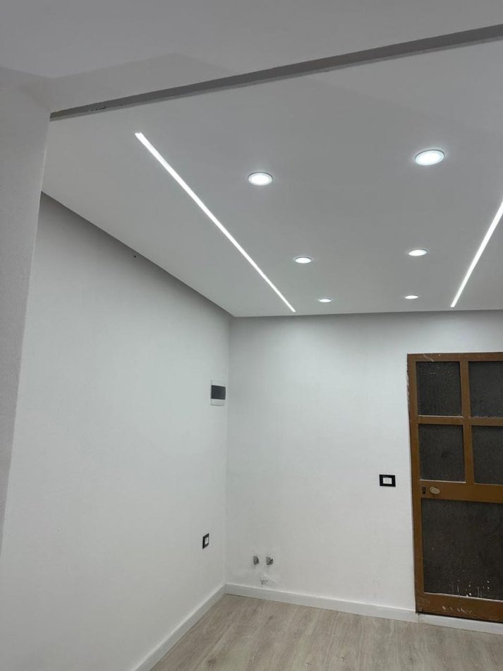 Tirane, jepet me qera dyqan Kati 0, 40 m² 400 € (21 dhjetori)