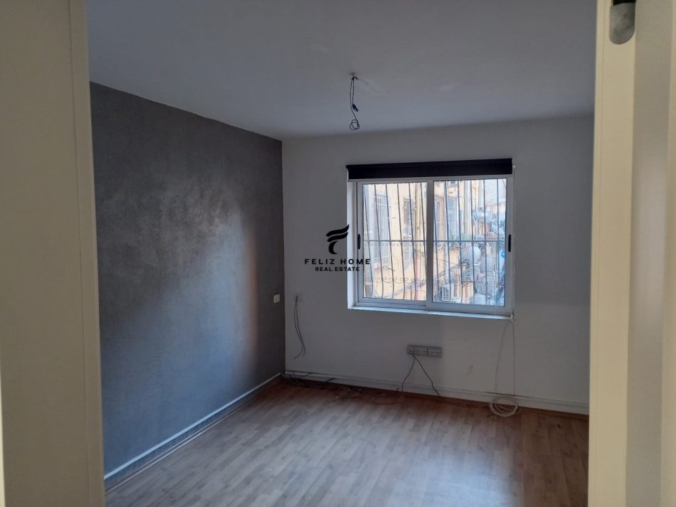 Tirane, jepet me qera dyqan Kati 1, 120 m² 800 € (BLLOKU)
