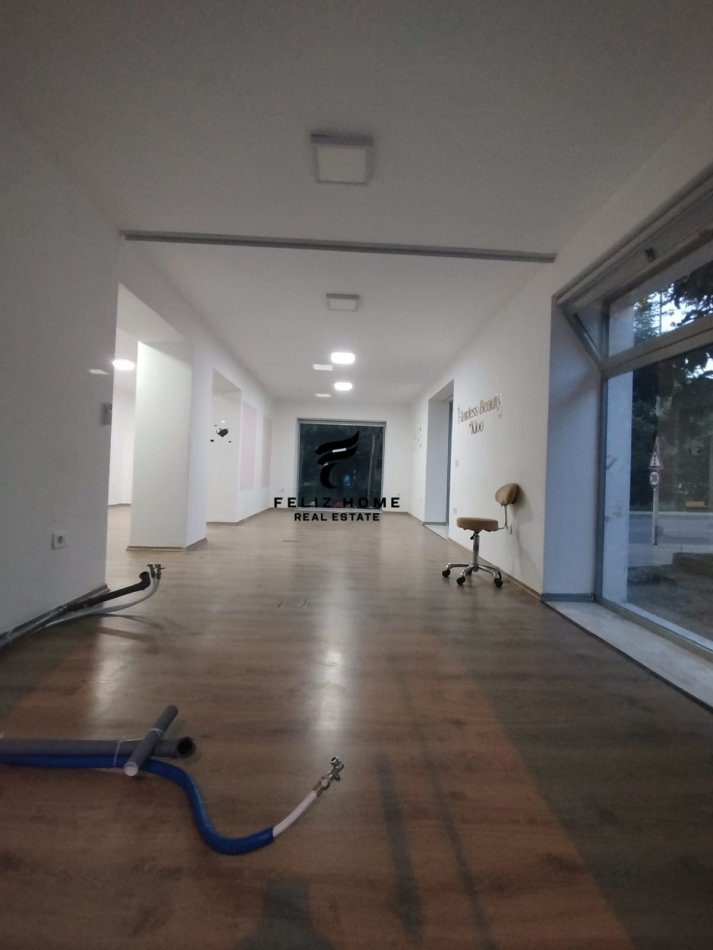 Tirane, jepet me qera dyqan Kati 0, 65 m² 600 € (SHKOLLA E BALETIIT)