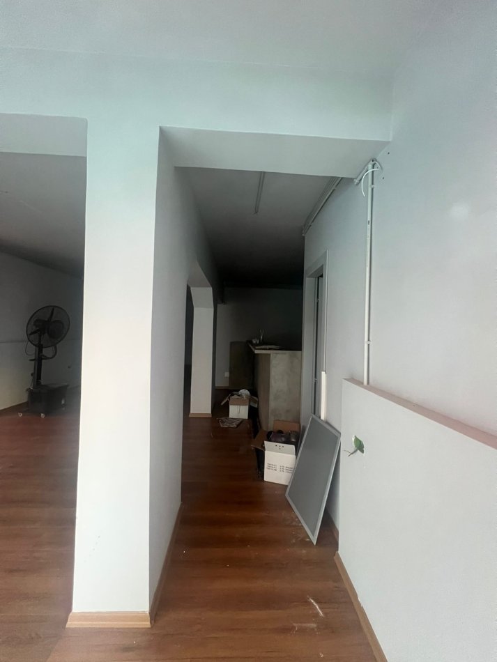 Tirane, jepet me qera dyqan Kati 0, 132 m² 1.000 € (Sheshi Willson)