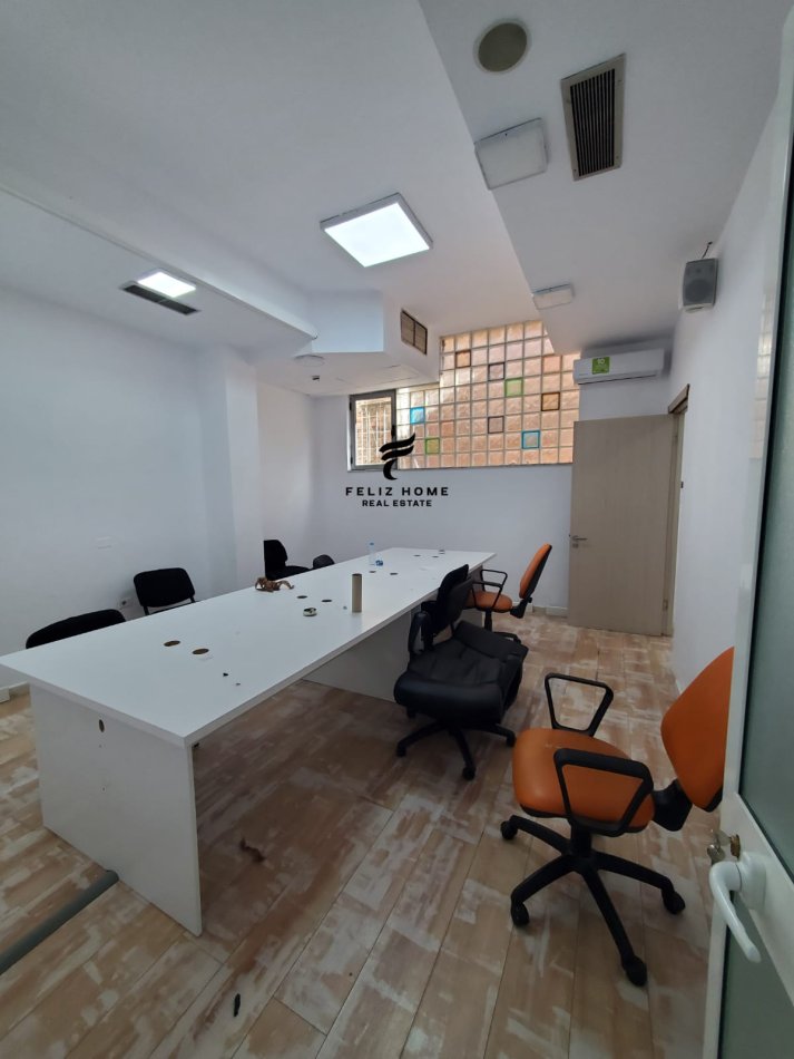 Tirane, jepet me qera zyre Kati 2, 200 m² 2.500 € (SELVIA)