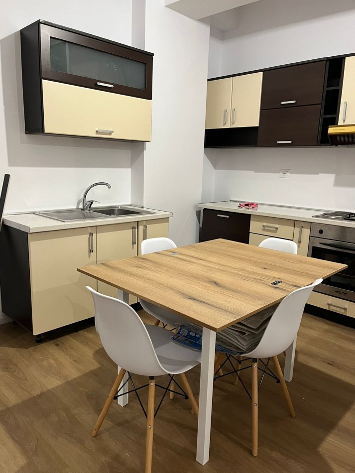Tirane, jepet me qera apartament 2+1+Ballkon Kati 4, 95 m² 450 € (Ali Demi)