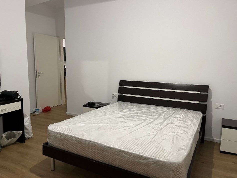 Tirane, jepet me qera apartament 2+1+Ballkon Kati 4, 95 m² 450 € (Ali Demi)