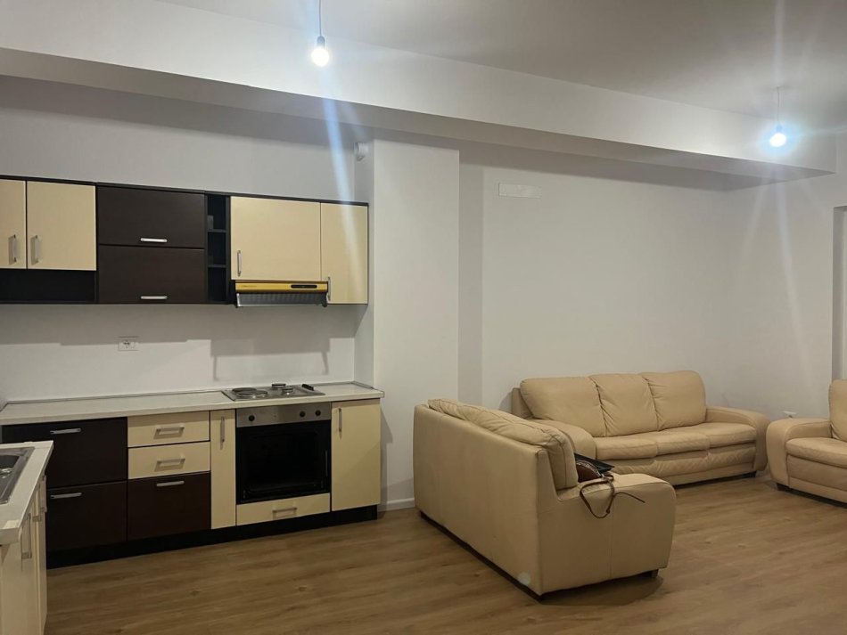 Tirane, jepet me qera apartament 2+1+Ballkon Kati 4, 95 m² 450 € (Ali Demi)