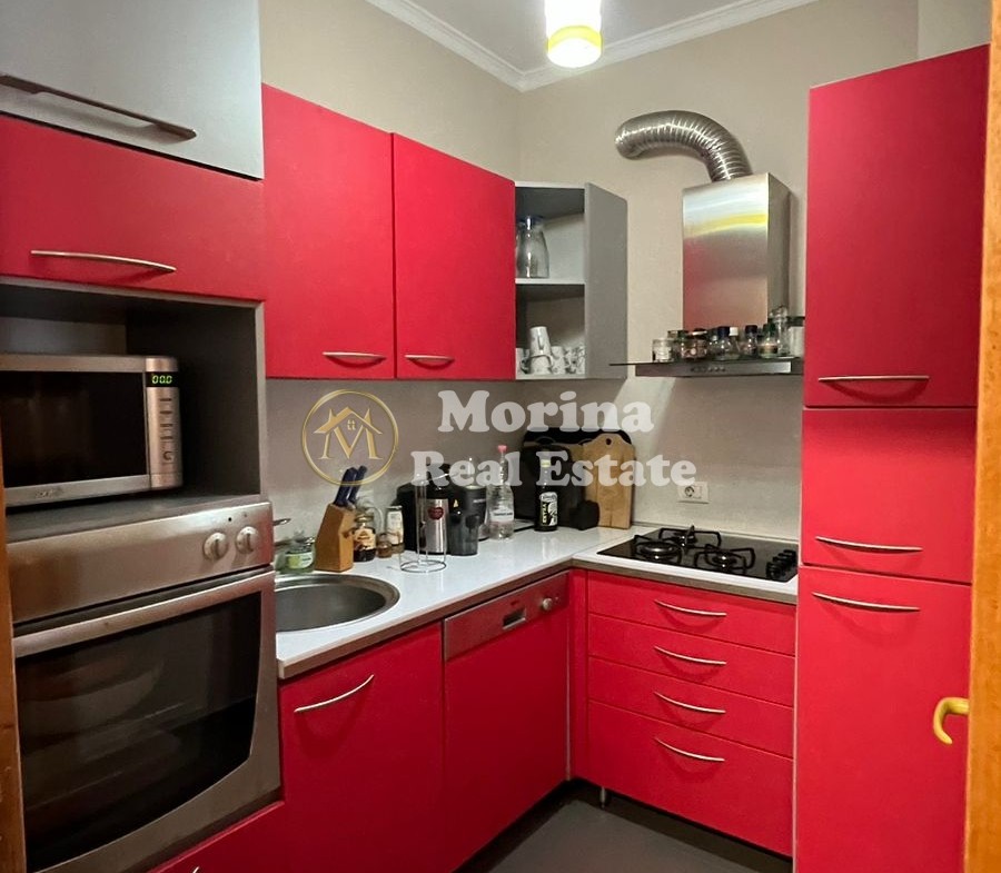 Tirane, jepet me qera apartament 2+1 Kati 10, 120 m² 1.500 € (Sky Tower)