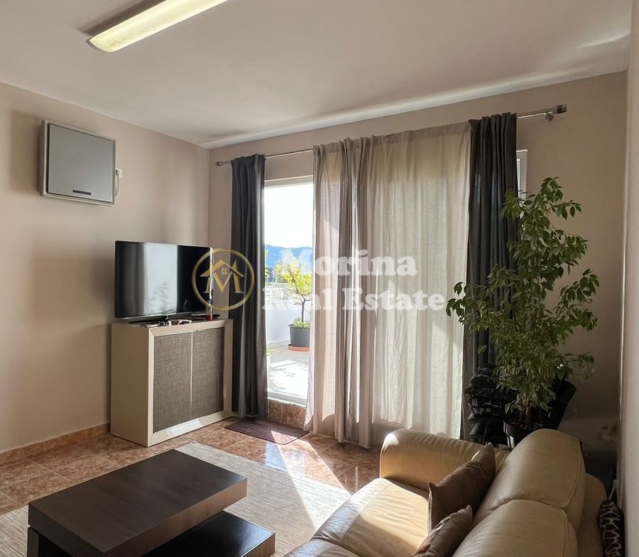 Tirane, jepet me qera apartament 2+1 Kati 10, 120 m² 1.500 € (Sky Tower)