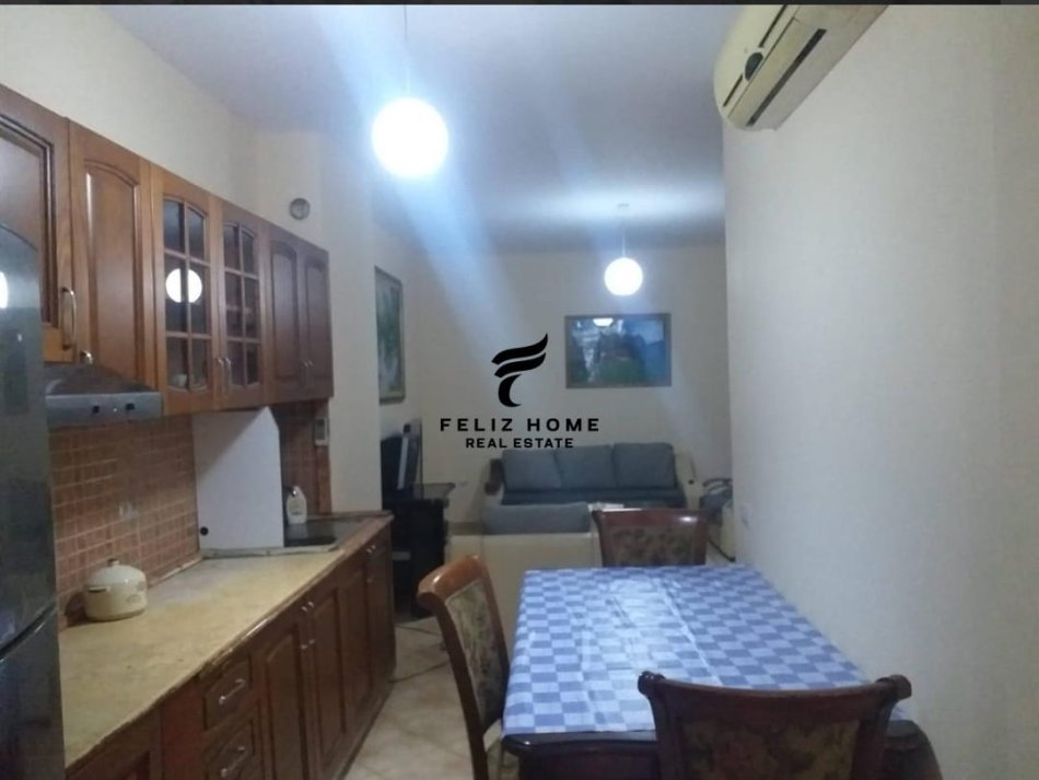 Tirane, jepet me qera apartament 1+1 Kati 2, 70 m² 350 € (FRESKU)