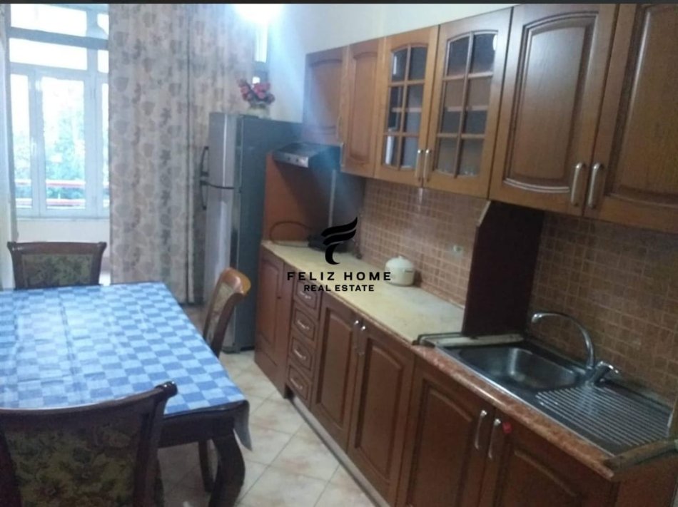 Tirane, jepet me qera apartament 1+1 Kati 2, 70 m² 350 € (FRESKU)