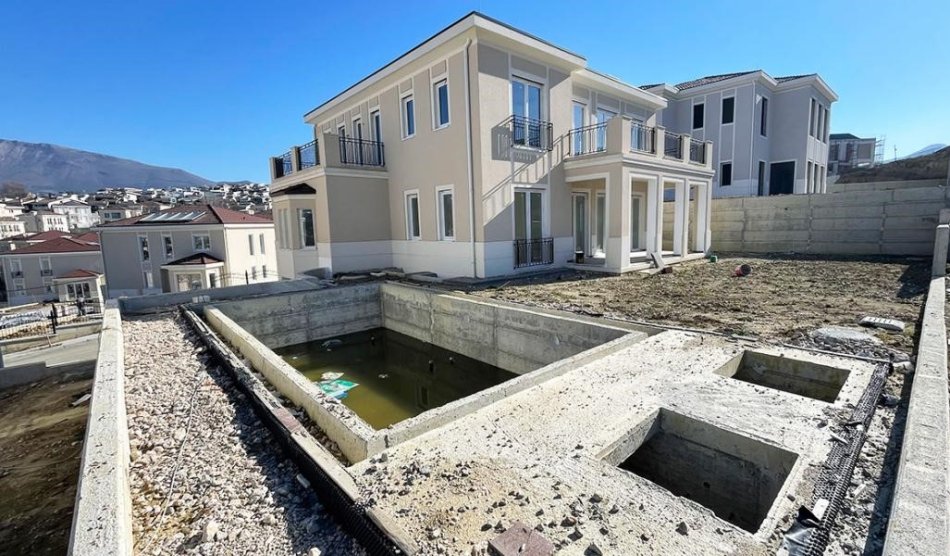 Tirane, shitet Vile 3 Katshe Kati 3, 414 m² 1.400.000 € (Collina Verde , TEG)
