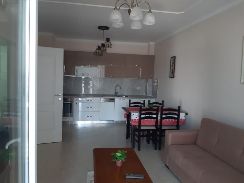 Tirane, Me Qera Apartament i kompletuar me mobilje e paisjet elkro-shtëpiake, tip 2+1, ballkon, kati 2, pallat ri 9-kate, me sip. 85m², qera 50'000Leke(reja)/muaj, në rrugën 5-maj, pranë Concord-Center, 250m nga unaza/tregu-indurstrial, 15-min këmb nga qenddra Tiranës