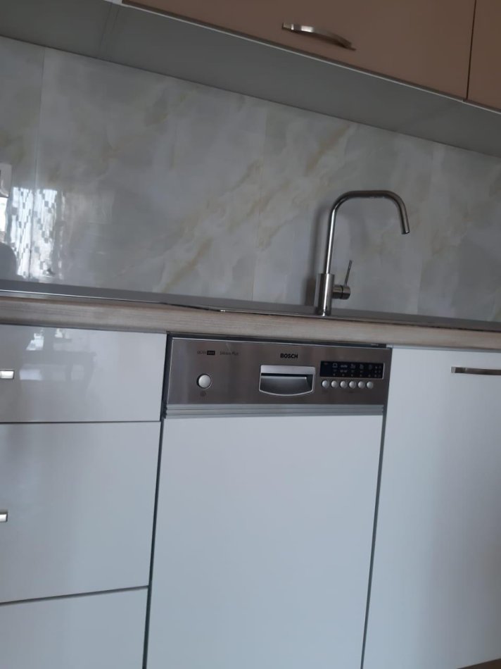 Tirane, Me Qera Apartament i kompletuar me mobilje e paisjet elkro-shtëpiake, tip 2+1, ballkon, kati 2, pallat ri 9-kate, me sip. 85m², qera 50'000Leke(reja)/muaj, në rrugën 5-maj, pranë Concord-Center, 250m nga unaza/tregu-indurstrial, 15-min këmb nga qenddra Tiranës