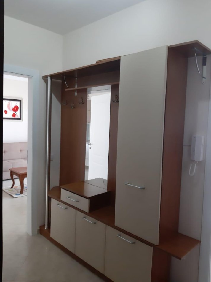 Tirane, Me Qera Apartament i kompletuar me mobilje e paisjet elkro-shtëpiake, tip 2+1, ballkon, kati 2, pallat ri 9-kate, me sip. 85m², qera 50'000Leke(reja)/muaj, në rrugën 5-maj, pranë Concord-Center, 250m nga unaza/tregu-indurstrial, 15-min këmb nga qenddra Tiranës