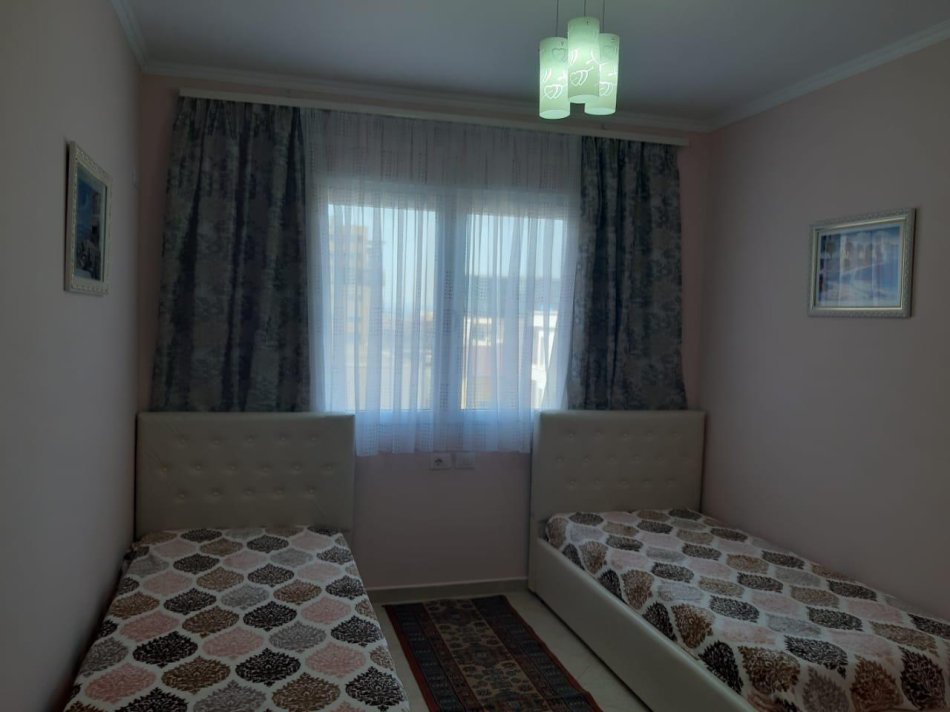 Tirane, Me Qera Apartament i kompletuar me mobilje e paisjet elkro-shtëpiake, tip 2+1, ballkon, kati 2, pallat ri 9-kate, me sip. 85m², qera 50'000Leke(reja)/muaj, në rrugën 5-maj, pranë Concord-Center, 250m nga unaza/tregu-indurstrial, 15-min këmb nga qenddra Tiranës