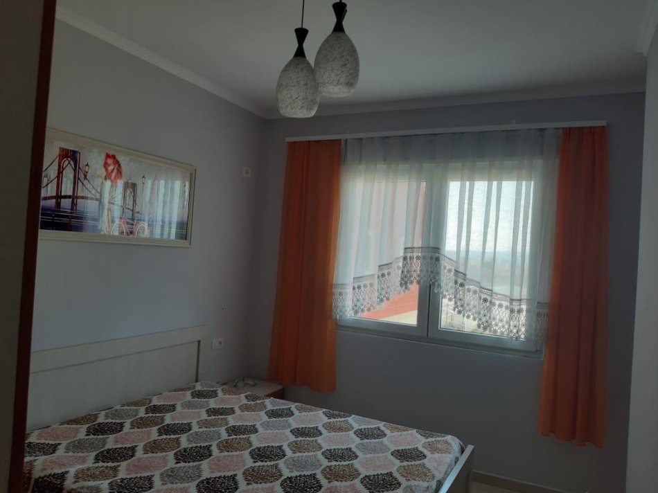 Tirane, Me Qera Apartament i kompletuar me mobilje e paisjet elkro-shtëpiake, tip 2+1, ballkon, kati 2, pallat ri 9-kate, me sip. 85m², qera 50'000Leke(reja)/muaj, në rrugën 5-maj, pranë Concord-Center, 250m nga unaza/tregu-indurstrial, 15-min këmb nga qenddra Tiranës