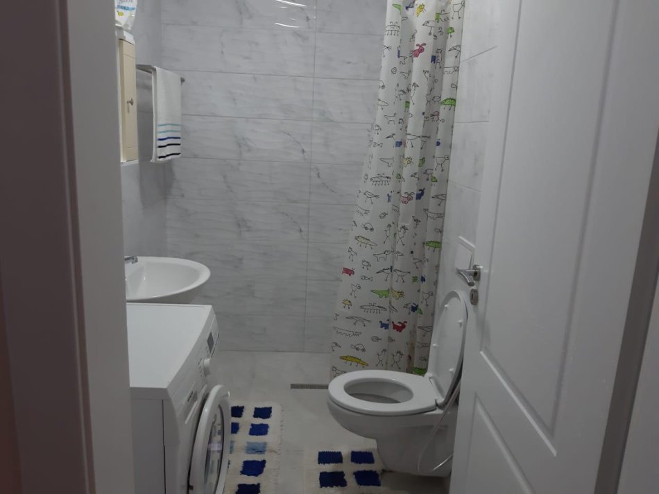 Tirane, Me Qera Apartament i kompletuar me mobilje e paisjet elkro-shtëpiake, tip 2+1, ballkon, kati 2, pallat ri 9-kate, me sip. 85m², qera 50'000Leke(reja)/muaj, në rrugën 5-maj, pranë Concord-Center, 250m nga unaza/tregu-indurstrial, 15-min këmb nga qenddra Tiranës