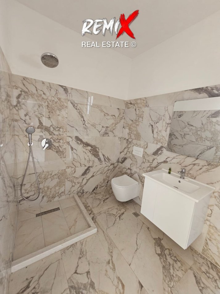 Durres, jepet me qera shtepi 2+1+Aneks+Ballkon , 120 m² 300 € 