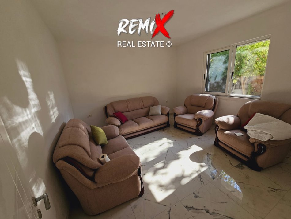 Durres, jepet me qera shtepi 2+1+Aneks+Ballkon , 120 m² 300 € 
