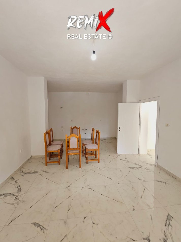 Durres, jepet me qera shtepi 2+1+Aneks+Ballkon , 120 m² 300 € 