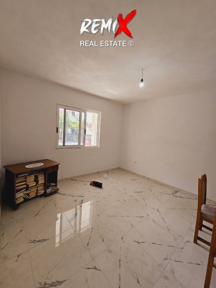 Durres, jepet me qera shtepi 2+1+Aneks+Ballkon , 120 m² 300 € 