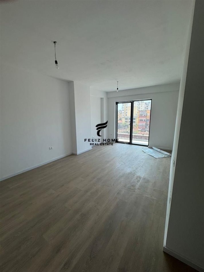 Tirane, jepet me qera zyre Kati 2, 95 m² 700 € (MYSLYM SHYRI)