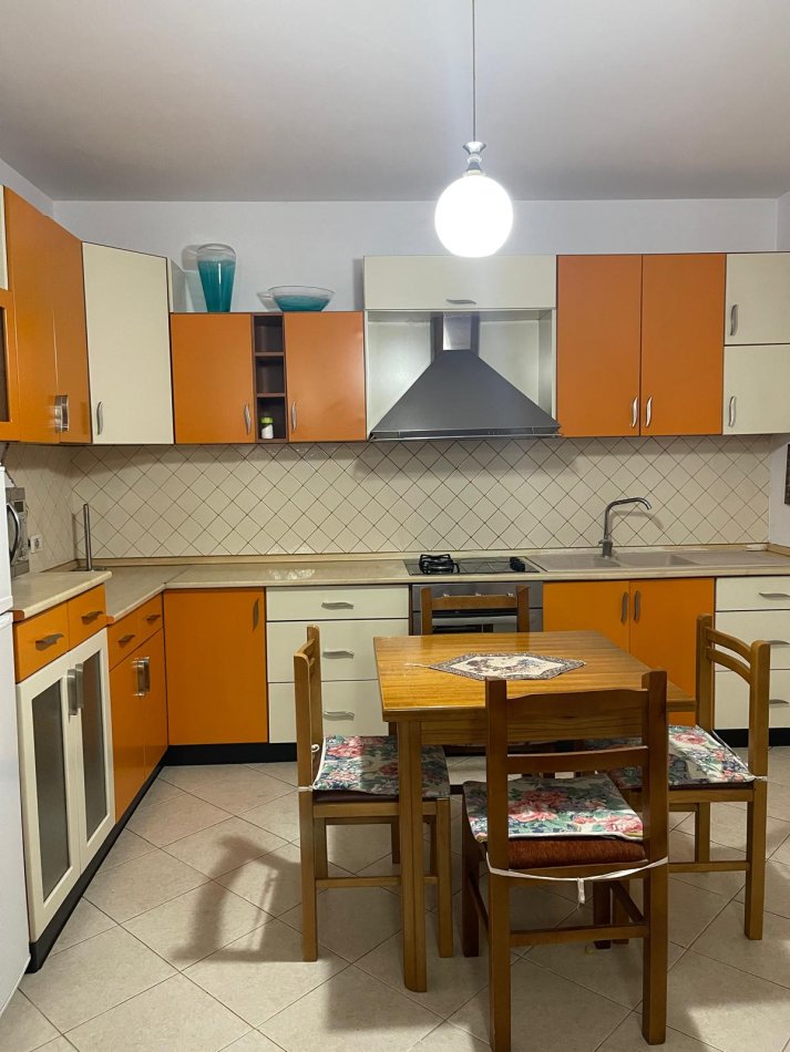 Apartament 2+1+2 me qira  Zogu i Zi  700 euro
