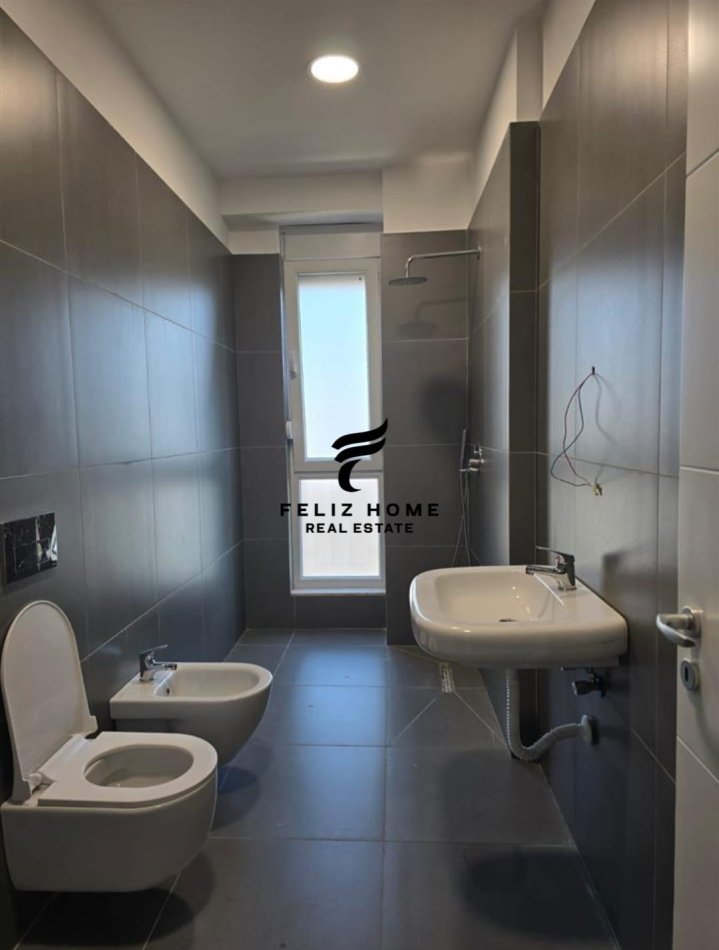 Tirane, jepet me qera zyre Kati 8, 60 m² 509 € (ISH FUSHA AVIACIONIT)
