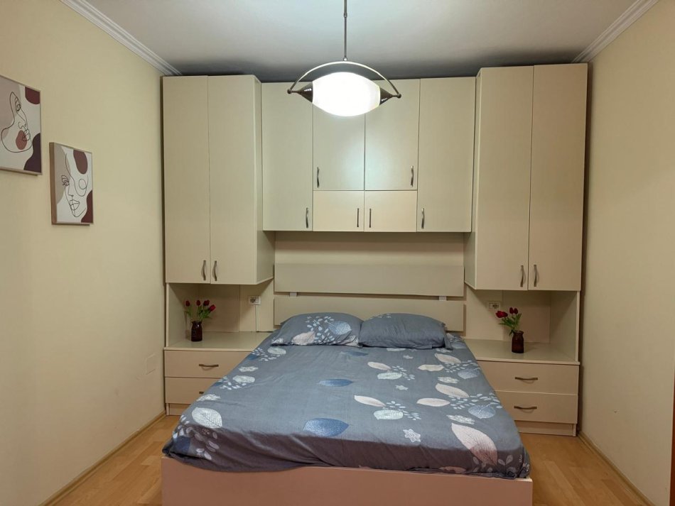 Tirane, jepet me qera apartament 2+1+Ballkon Kati 5, 120 m² 600 € 
