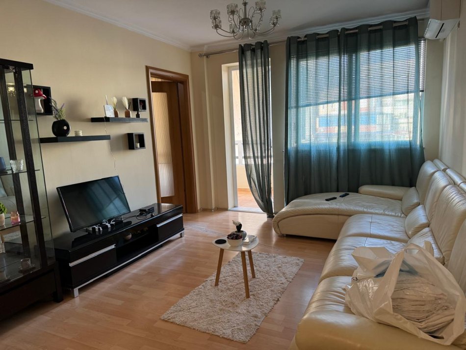 Tirane, jepet me qera apartament 2+1+Ballkon Kati 5, 120 m² 600 € 