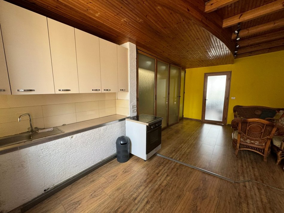 Tirane, jepet me qera apartament 3+1 Kati 9, 150 m² 800 € 