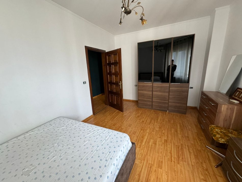 Tirane, jepet me qera apartament 3+1 Kati 9, 150 m² 800 € 