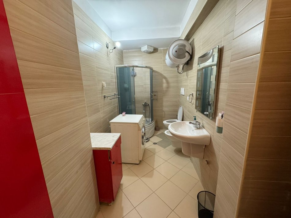 Tirane, jepet me qera apartament 3+1 Kati 9, 150 m² 800 € 