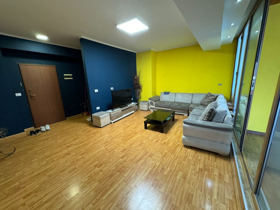 Tirane, jepet me qera apartament 3+1 Kati 9, 150 m² 800 € 