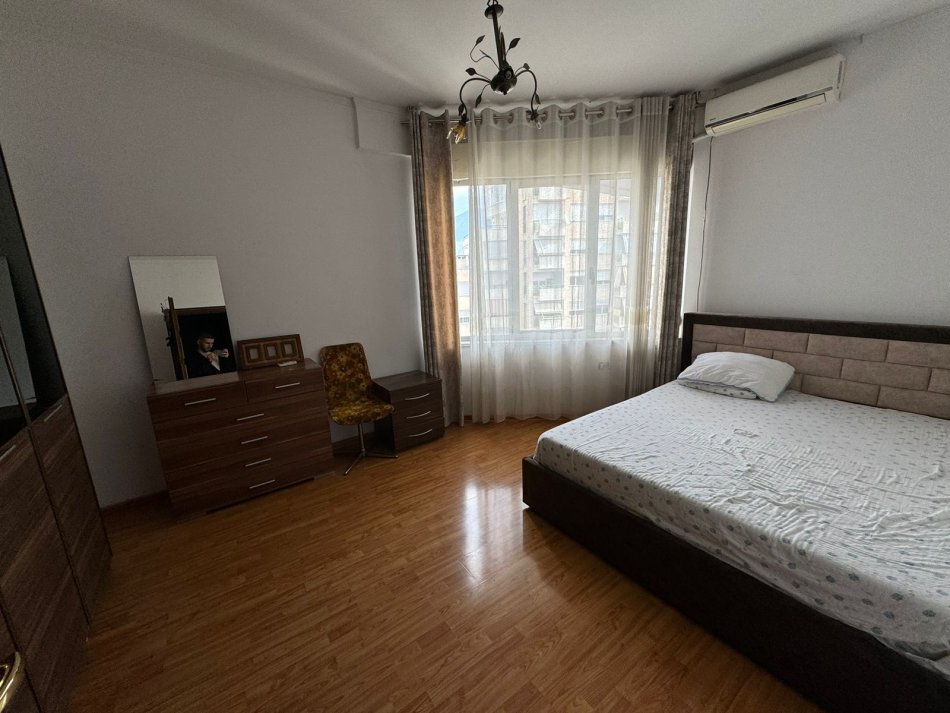 Tirane, jepet me qera apartament 3+1 Kati 9, 150 m² 800 € 