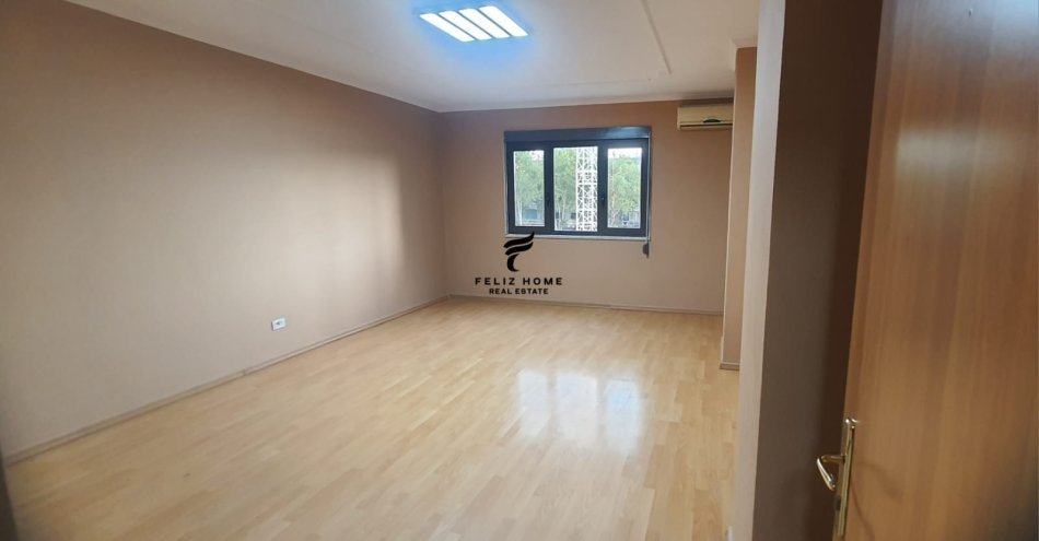 Tirane, jepet me qera zyre Kati 3, 160 m² 1.600 € (QENDER)