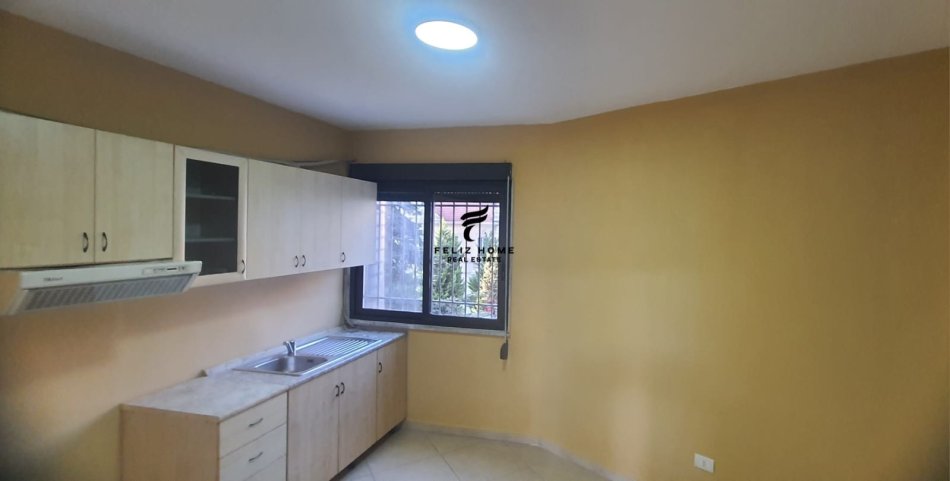 Tirane, jepet me qera zyre Kati 3, 160 m² 1.600 € (QENDER)