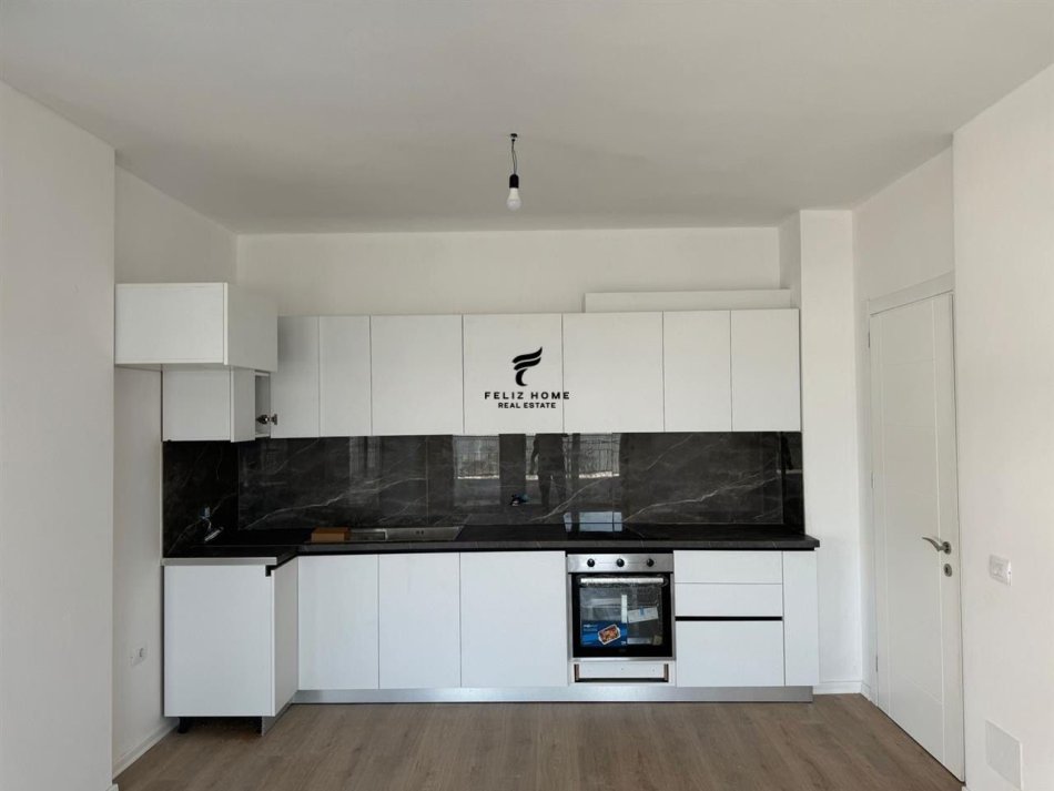 Tirane, jepet me qera apartament 2+1+Ballkon Kati 4, 105 m² 500 € (PORCELAN)