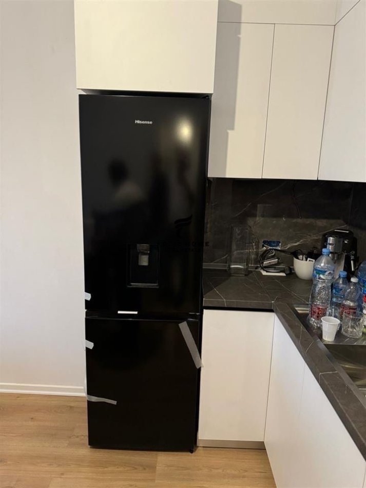 Tirane, jepet me qera apartament 2+1+Ballkon Kati 4, 105 m² 500 € (PORCELAN)