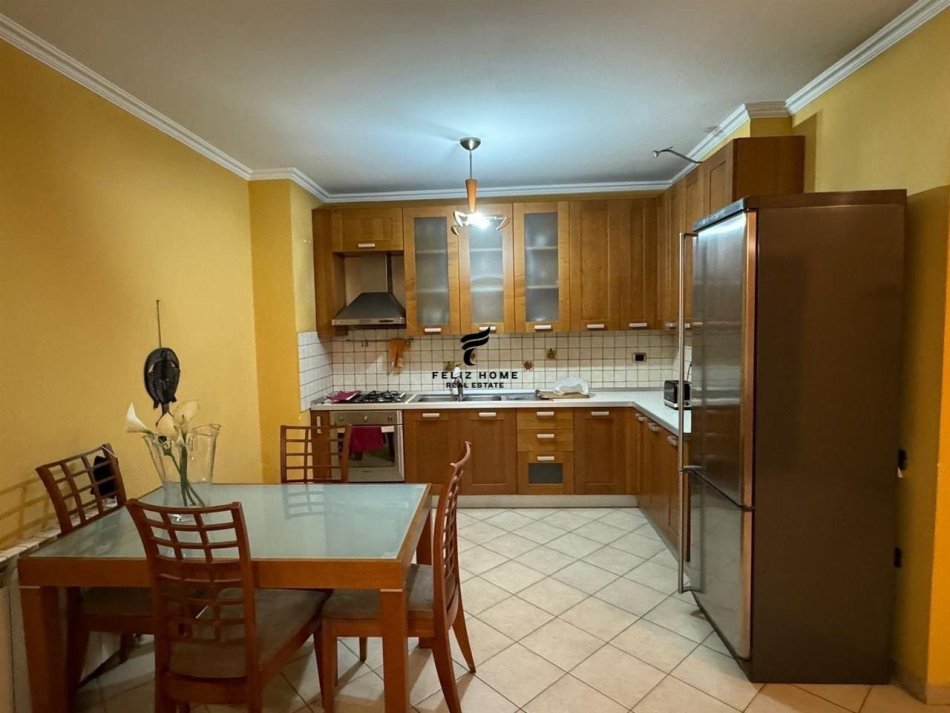 Tirane, jepet me qera apartament 2+1+Ballkon Kati 2, 92 m² 600 € (KOMUNA E PARISIT)