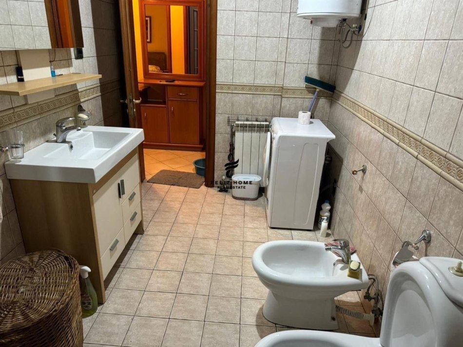 Tirane, jepet me qera apartament 2+1+Ballkon Kati 2, 92 m² 600 € (KOMUNA E PARISIT)