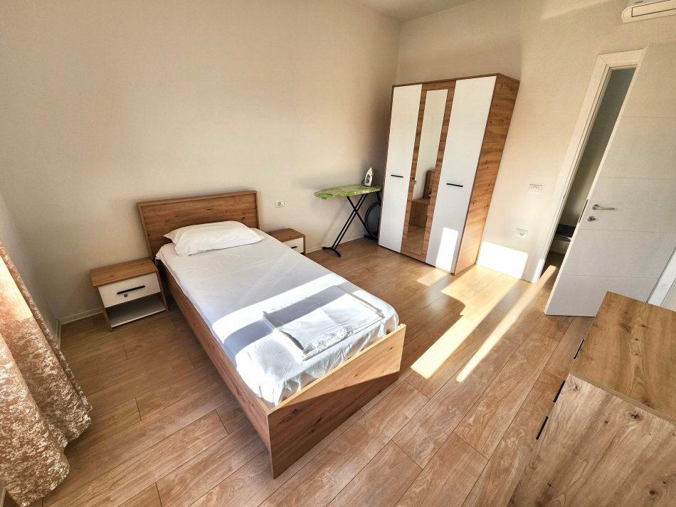 Tirane, jepet me qera apartament 2+1+Ballkon Kati 3, 90 m² 1.190 € (Rr. Kosovareve - Liqeni, Diga)