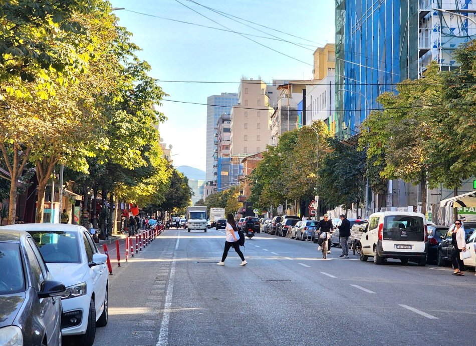 Tirane, shes dyqan Kati 3, 42 m² 169.000 € (Rruga Barrikadave ( 470m Larg Sheshit Skëndërbej, Qendres ))
