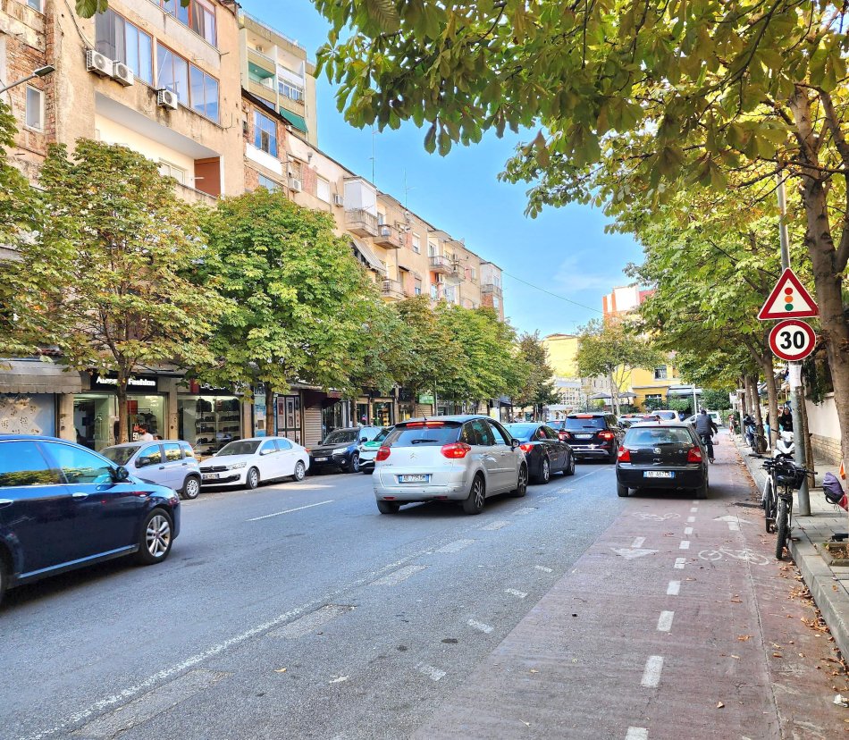 Tirane, shes dyqan Kati 3, 42 m² 169.000 € (Rruga Barrikadave ( 470m Larg Sheshit Skëndërbej, Qendres ))