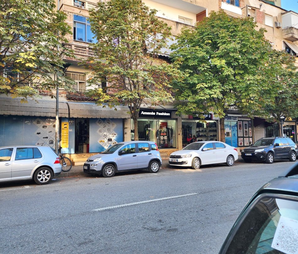 Tirane, shes dyqan Kati 3, 42 m² 169.000 € (Rruga Barrikadave ( 470m Larg Sheshit Skëndërbej, Qendres ))