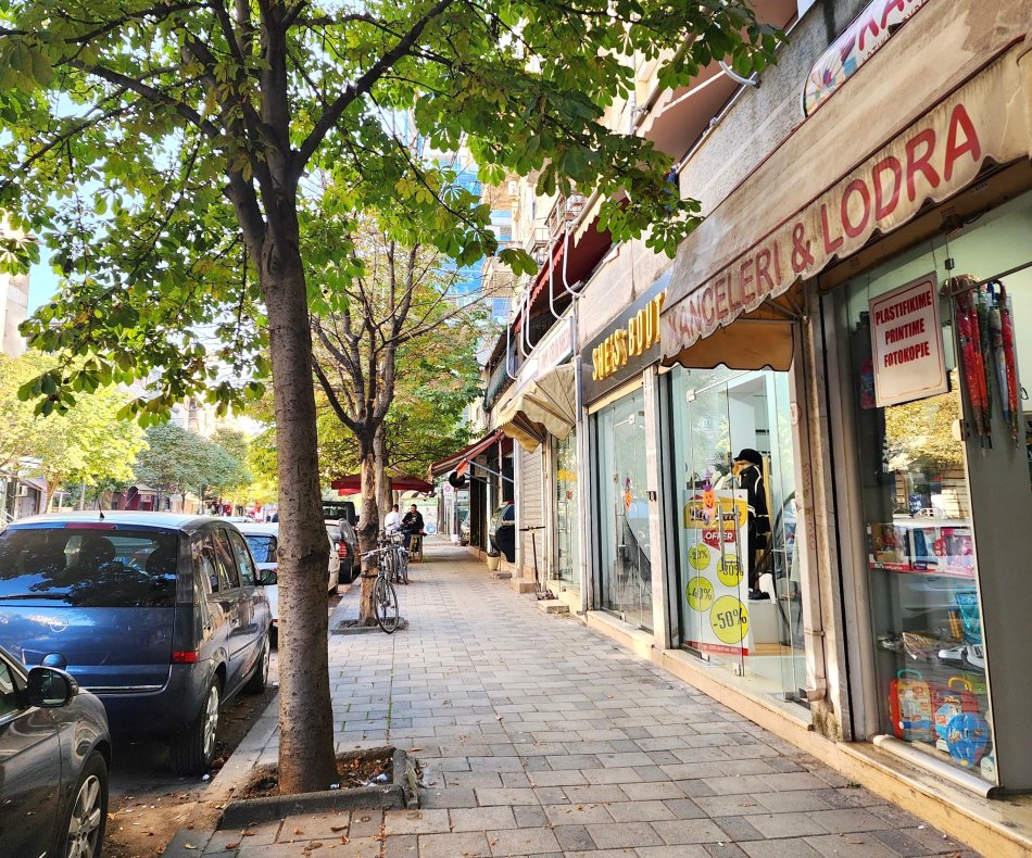 Tirane, shes dyqan Kati 3, 42 m² 169.000 € (Rruga Barrikadave ( 470m Larg Sheshit Skëndërbej, Qendres ))