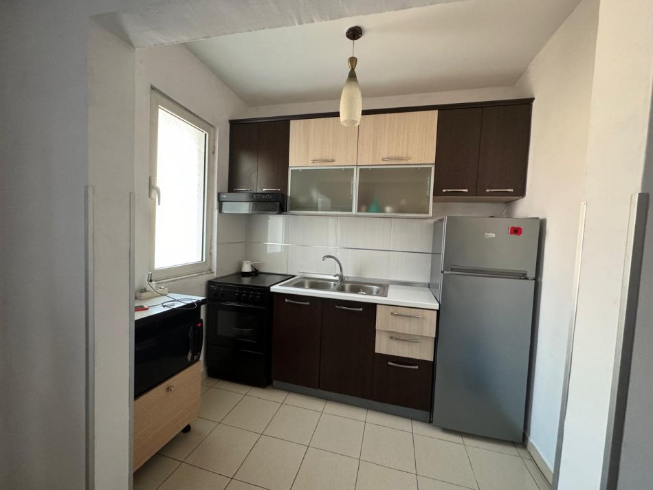 Tirane, jepet me qera apartament 1+1 Kati 5, 60 m² 400 € (Laprake)