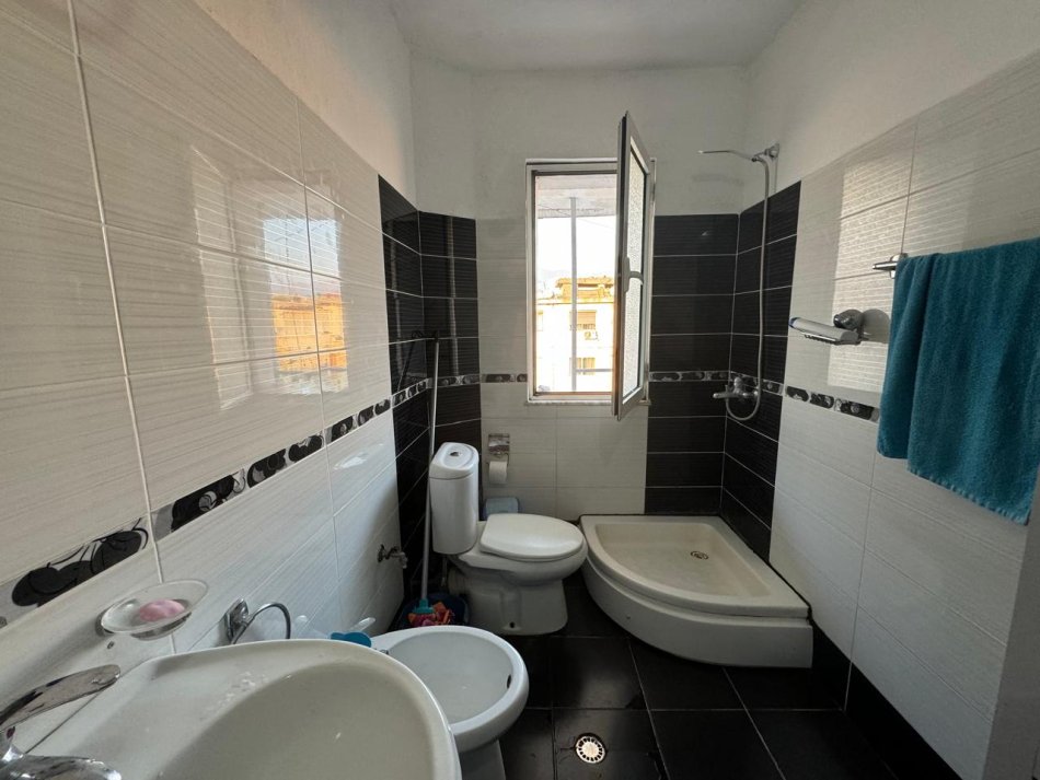 Tirane, jepet me qera apartament 1+1 Kati 5, 60 m² 400 € (Laprake)