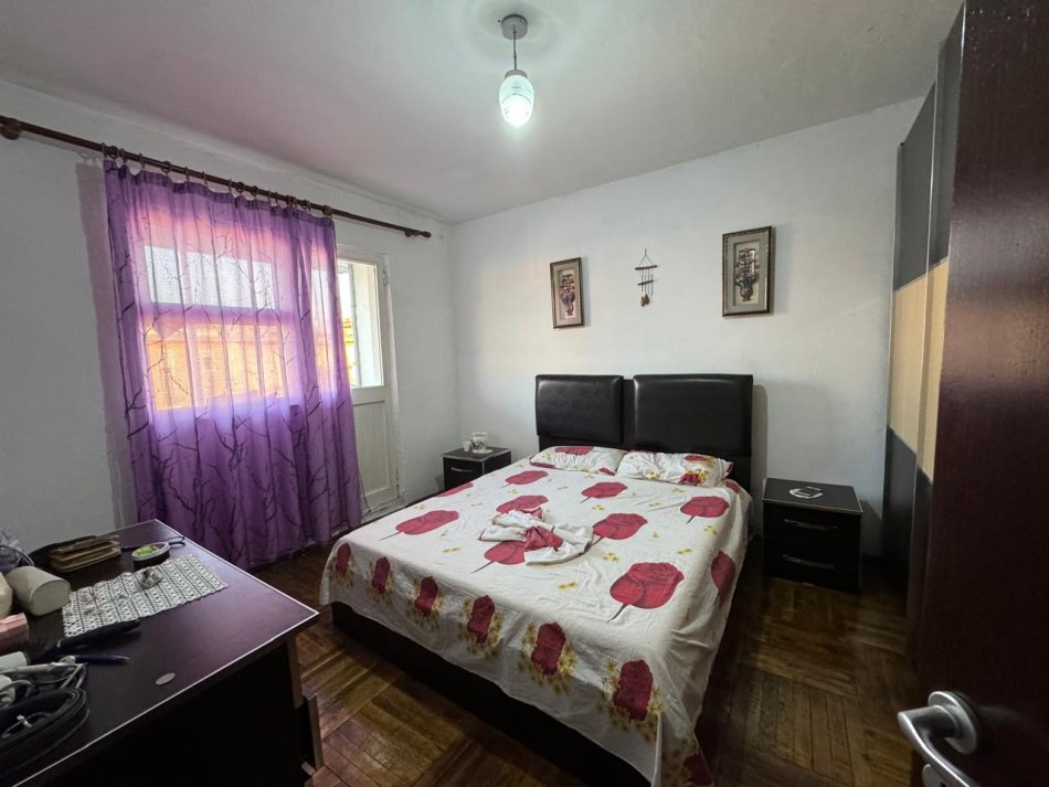Tirane, jepet me qera apartament 1+1 Kati 5, 60 m² 400 € (Laprake)