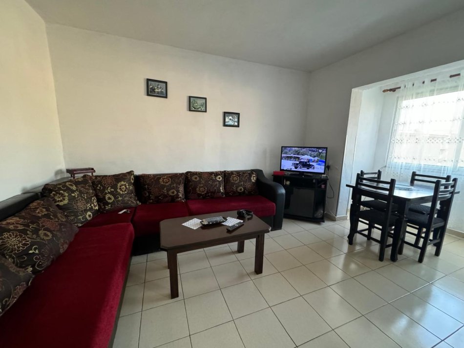 Tirane, jepet me qera apartament 1+1 Kati 5, 60 m² 400 € (Laprake)