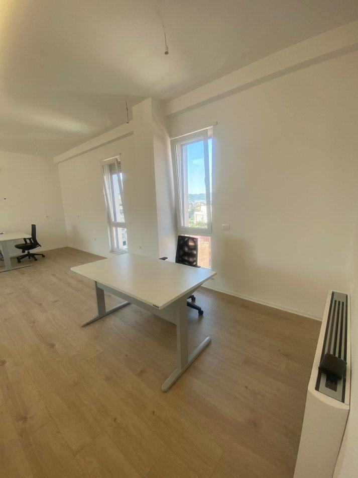 Tirane, jepet me qera zyre Kati 9, 140 m² 1.500 € (Selvia , Rr. Dibres)