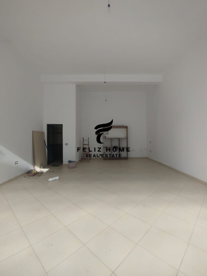 Tirane, jepet me qera dyqan Kati 0, 55 m² 350 € (YZBERISHT)